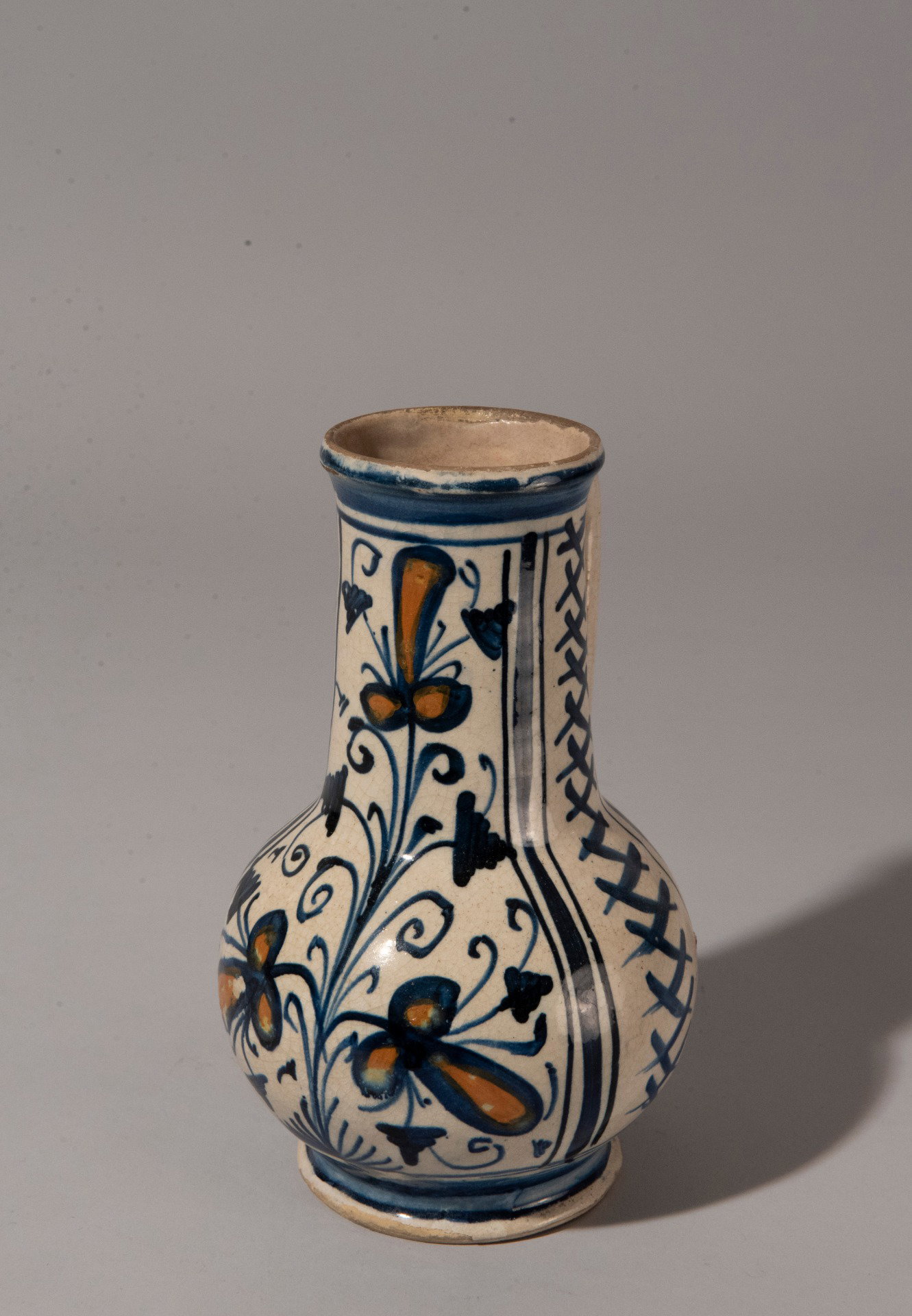 Umbria, XVI Secolo, Brocchetta con decoro floreale, maiolica policroma